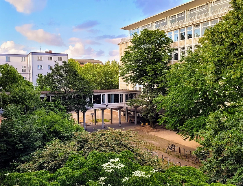 Außenansicht vom Schulgebäude aus