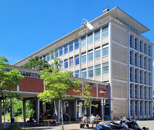 Eingang des Schulgebäudes