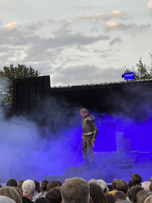 Schauspieler auf einer Bühne von Shakespeare im Park